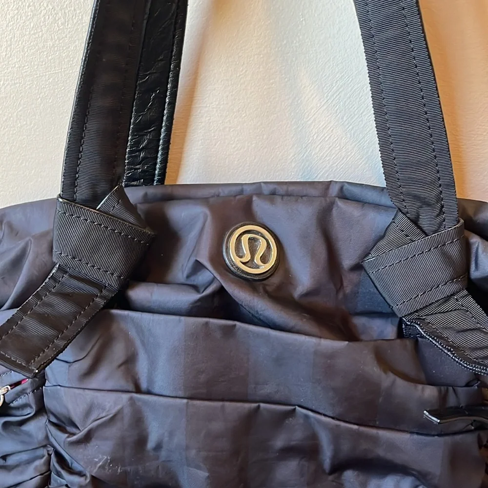 Lululemon gym / travel / diaper bag - Picture 2 of 8